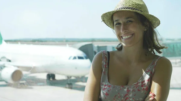 Retrato Uma Jovem Turista Aeroporto Sorrisos Vestido Chapéu Palha Sorrindo — Fotografia de Stock