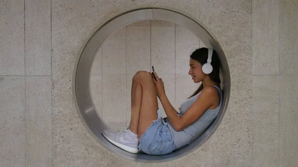 Potret Seorang Gadis Muda Yang Cantik Wanita Mendengarkan Musik Telepon — Stok Foto
