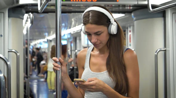 Retrato Una Hermosa Joven Mujer Escuchando Música Por Teléfono Feliz — Foto de Stock