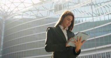 video kullanarak işkadını ve dijital tablet tarama ve mimari, office camlar ayakta yavaş hareketli video