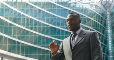 Afrika iş adamı ile parmak sanal fütüristik teknoloji hologram, ağır çekim video dokunmadan