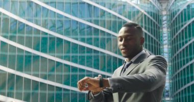 parmak kol saati ile ağır çekim video dokunmadan Afrika iş adamı