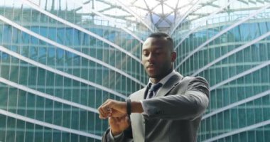 parmak kol saati ile ağır çekim video dokunmadan Afrika iş adamı