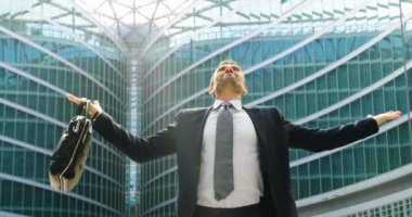 iş adamı yüksek finans işleri yapar ve onun mutluluğu gösterir. Uluslararası İlişkiler ve kariyer worldwideand başarı kavramı .