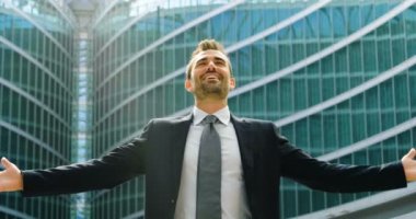 iş adamı yüksek finans işleri yapar ve onun mutluluğu gösterir. Uluslararası İlişkiler ve kariyer worldwideand başarı kavramı .