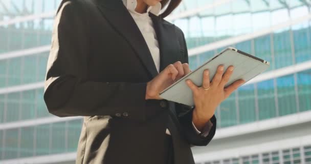 Slow Motion Video Businesswoman Using Browsing Digital Tablet Standing Office — Stock Video