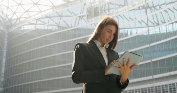 Video Mujer Negocios Usando Navegando Tableta Digital Pie Edificio Vidrio — Vídeo de stock