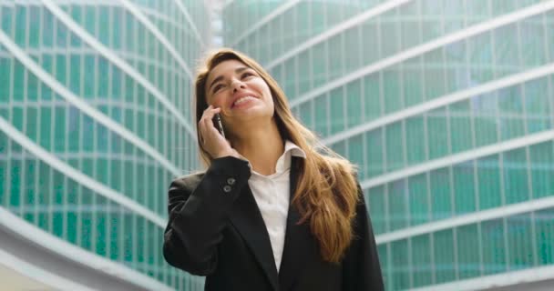 Vídeo Mulher Negócios Terno Completo Falando Telefone Celular Livre Edifício — Vídeo de Stock