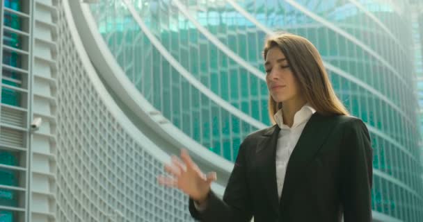 Vídeo Câmera Lenta Mulher Atraente Gerente Livre Moderno Edifício Vidro — Vídeo de Stock