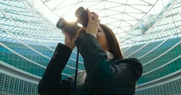 Donna Felice Affari Sorridente Alla Macchina Fotografica Con Binocolo Concetto — Video Stock