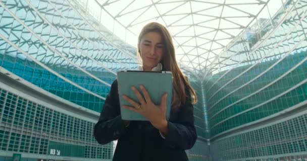 Ralenti Vidéo Femme Affaires Utilisant Naviguant Tablette Numérique Debout Bâtiment — Video