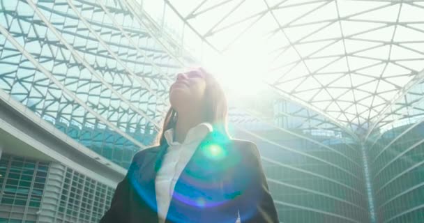 近代的なオフィスビル ガラスでビジネス女性マネージャー — ストック動画