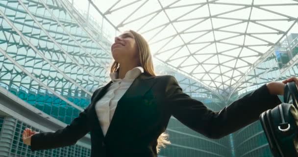 近代的なオフィスビル ガラスでビジネス女性マネージャー — ストック動画