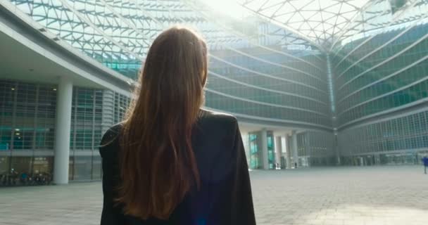 Femme Affaires Gestionnaire Marchant Extérieur Dans Immeuble Moderne Verre Bureau — Video