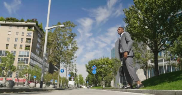 Zakelijke Zwart Man Doet Haute Finance Zaken Gebruik Van Telefoon — Stockvideo