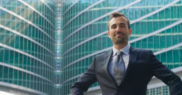 Retrato Joven Hombre Negocios Guapo Traje Sonriendo Hablando Por Teléfono — Vídeos de Stock