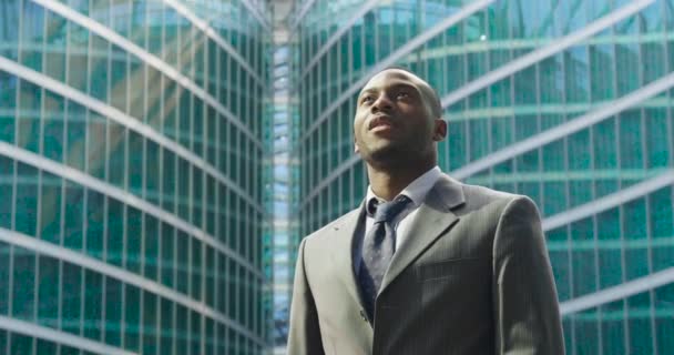 モダンなガラスの建物 スローモーション映像でアフリカのビジネス人 — ストック動画