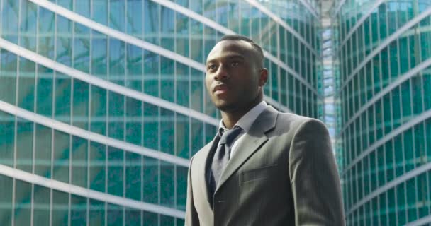 Homem Negócios Africano Edifício Vidro Moderno Vídeo Câmera Lenta — Vídeo de Stock