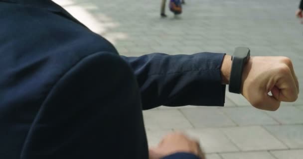 Man Doet Haute Finance Zaken Gebruiken Futuristische Horloge Zonder Afbeelding — Stockvideo