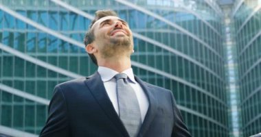 iş adamı yüksek finans işleri yapar ve onun mutluluğu gösterir. Uluslararası İlişkiler ve kariyer worldwideand başarı kavramı .
