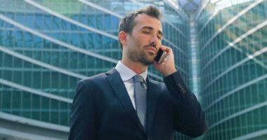 iş adamı yüksek finans işleri ve teknolojisini kullanarak yapar. Uluslararası İlişkiler ve pazarlama ve finans, gelecekteki dünya çapında iş kavramı.