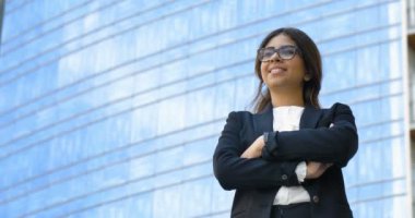 takım elbise ceketi giyen Arap işkadını açık havada çarpı işareti, silahlarla ağır çekim video gülümseyen