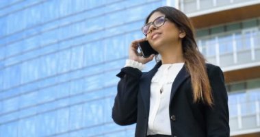 iş kadın cep telefonu açık havada modern cam binasında söz ağır çekim video 