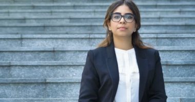ciddi Arap kadın ağır çekim video kameraya çarpı işareti, silahlarla arıyor