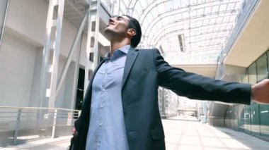 Genç yakışıklı işadamı portresi gülümseyerek, havaalanında istasyonunda telefonda konuşurken bir takım, Özgürlük kavramı gösterir. Konsept: yeni iş, seyahat dünya, iletişim, kişiler, iş anlaşması