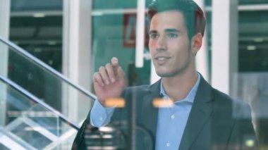 Havaalanında istasyonunda sanal butonlar dokunmadan bir genç yakışıklı işadamı portresi. Konsept: yeni iş, seyahat dünya, iletişim, kişiler, iş anlaşması