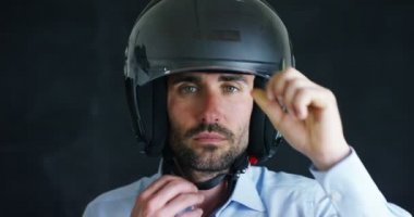Portre profesyonel binici veya motosikletçi, siyah bir arka plan üzerinde koruyucu bir siyah kask içinde. Konsept: sürücü, sürücü, hız, koruma, koruyucu elbise, tepki, aşırı spor sevgisi.