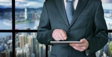 Bir binanın tepesinde erkekte iş türüne ve mesaj veya akıllı telefon manifatura ve yazma bir genç iş adamı telefona cevap. Dünya erişim bağlantıları, bağlantı kavramı