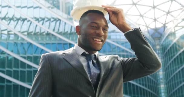 Arquitecto Africano Hombre Moderno Edificio Vidrio Con Casco Blanco Video — Vídeo de stock