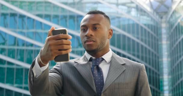 Homem Negócios Africano Edifício Vidro Moderno Usando Telefone Celular Vídeo — Vídeo de Stock