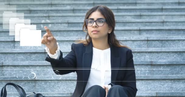 Молодая Арабская Женщина Менеджер Трогает Пальцем Виртуальную Футуристическую Технологическую Голограмму — стоковое видео