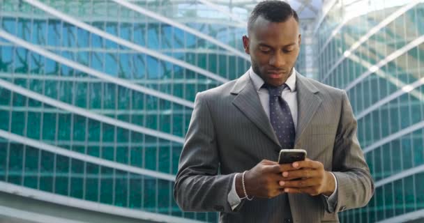Homem Negócios Africano Edifício Vidro Moderno Usando Telefone Celular Vídeo — Vídeo de Stock