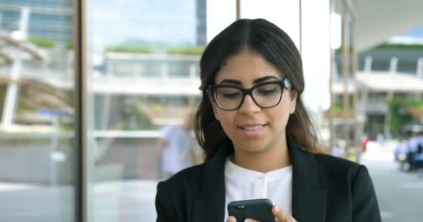 Video Rallentatore Della Donna Affari Che Naviga Sul Cellulare Cammina — Video Stock