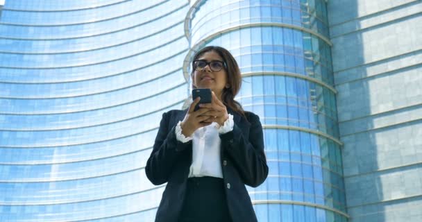 Slow Motion Video Biznes Kobieta Przeglądania Zewnątrz Telefonu Komórkowego Budynku — Wideo stockowe