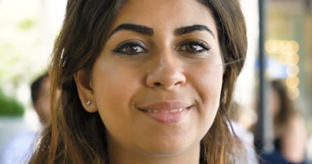 Piękna Twarz Uśmiechający Się Arabskie Kobiety Patrząc Kamery Film Zwolnionym — Wideo stockowe
