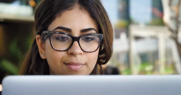 Slow Motion Video Biznes Kobieta Przeglądanie Laptopa Kawiarni — Wideo stockowe