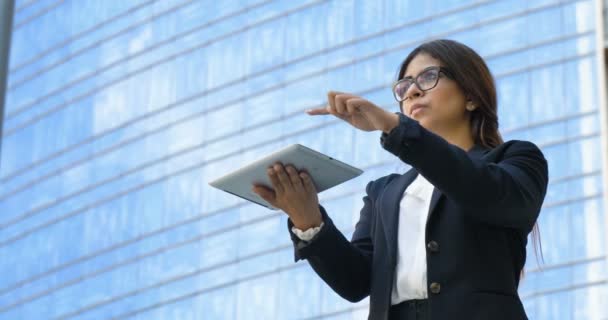 Hermosa Mujer Árabe Sosteniendo Tableta Digital Moderno Edificio Oficinas Vidrio — Vídeos de Stock