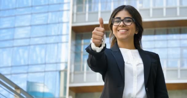 Arab Businesswoman Suit Jacket Outdoors Gesturing Thumbs Slow Motion Video — Stock Video