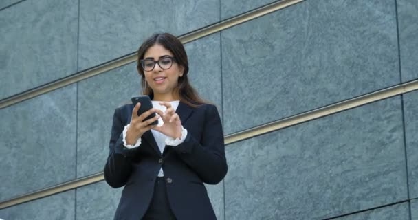 Slow Motion Video Biznes Kobieta Przeglądania Telefon Komórkowy Zewnątrz Szarej — Wideo stockowe