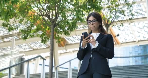 Câmera Lenta Vídeo Mulher Negócios Navegando Telefone Celular Livre Escadas — Vídeo de Stock