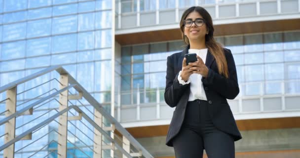 Câmera Lenta Vídeo Mulher Negócios Navegando Telefone Celular Livre Edifícios — Vídeo de Stock