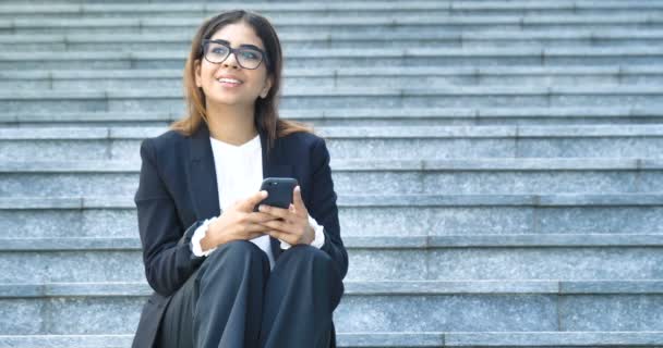 Cámara Lenta Vídeo Mujer Negocios Navegación Teléfono Móvil Aire Libre — Vídeos de Stock