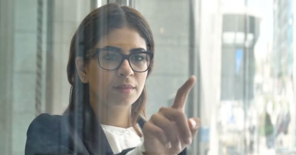 Arabische Geschäftsfrau Berührt Mit Dem Finger Futuristisches Unsichtbares Virtuelles Hologramm — Stockvideo