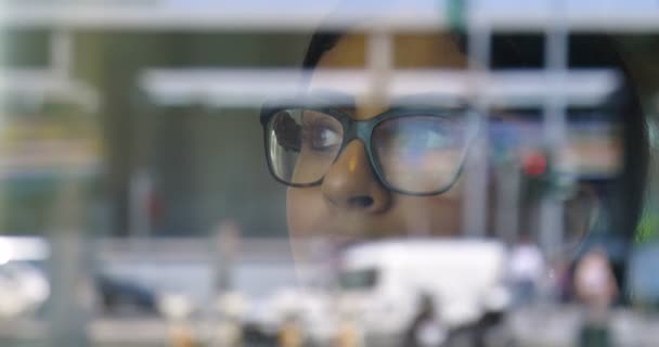 Бизнес Счастливая Арабская Женщина Использованием Технологий Улыбающийся Взгляд Бросить Зеркало — стоковое видео