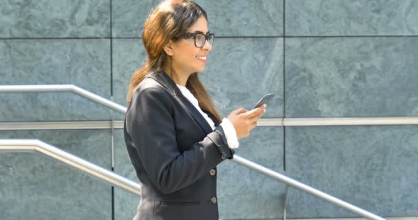 Cámara Lenta Vídeo Sonriente Mujer Negocios Navegación Mensajes Texto Teléfono — Vídeos de Stock