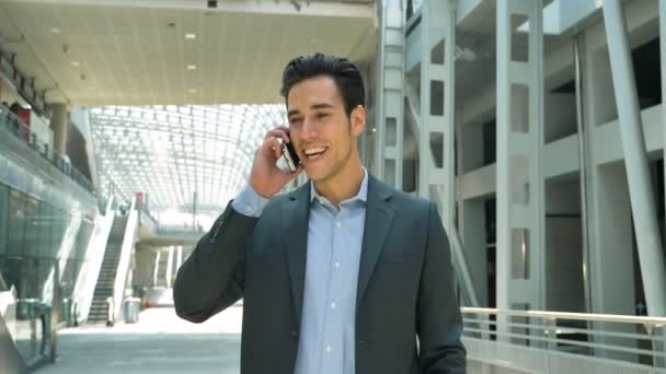 Retrato Joven Hombre Negocios Guapo Estudiante Traje Sonriendo Hablando Por — Vídeos de Stock